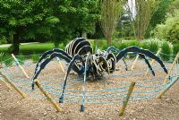 Sculpture d'araignée dans le jardin de l'éducation - Sir Harold Hillier Gardens / Hampshire County Council, Romsey, Hants, UK