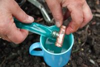 Système d'arrosage de jardin - Étape 4 - Adoucissez le tuyau dans de l'eau chaude et fixez-le sur un té en cuivre yorkshire de 15 mm