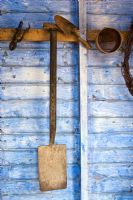Vieux outils de jardinage dans le hangar de mise en pot victorien, RHS Harlow Carr