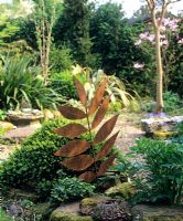 Sculpture de feuille rustique par Peter M Clark, jardin de gravier - Charlotte Molesworth's garden, Kent