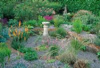 Le jardin cadran solaire avec Kniphofia thompsonii, Dierama et Dactylorhiza x braunii - Le jardin Dillon, Dublin, Irlande