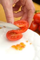Étape par étape pour économiser les graines de tomates - Grattage des graines de tomates mûres