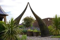Jardin avec arcade sculptée - Brampton Willows