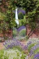Miroir dans le jardin de lavande - pépinière de lavande Downderry