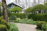 Le Teagarden est une combinaison de jardin modèle, boutique de jardin et salon de thé à Weesp. Route en gravier entourée de parterres de fleurs.