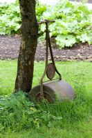 Rouleau d'herbe rouillée vintage sous l'arbre sur la pelouse