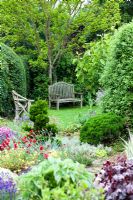 Jardin du cottage Eastgrove - Vue du parterre de fleurs de la 'Grande Muraille de Chine' jusqu'aux bancs de jardin