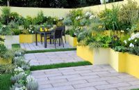 Jardin de patio avec une vaste plantation dans des parterres de fleurs surélevés - RHS Tatton Park Flower Show