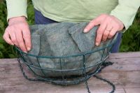 Planter un panier suspendu - doubler un panier avec un revêtement en fibre
