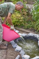 Projet d'étang de jardin - étape par étape - ajout d'eau