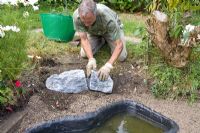 Projet d'étang de jardin - étape par étape - ajout de pierres de bordure