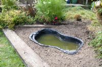 Projet d'étang de jardin - étape par étape - doublure moulée remplie d'eau