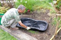 Projet d'étang de jardin - étape par étape - l'ensemble du sol est en cours de préparation pour le moule