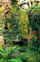 La grotte du Lion - Dewstow Gardens and Grottoes, Caewent, Monmouthshire