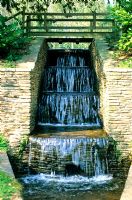 Box Pond Cascade à Hestercombe Gardens, Cheddon Fitzpaine, Somerset, Royaume-Uni. Conçu par Edwin Lutyens et Gertrude Jekyll. Jardin historique de catégorie 1.