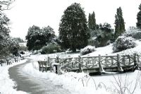 RHS Wisley - Passerelle, arbres couverts de neige - décembre