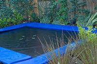 Trampoline dans un jardin contemporain - Londres
