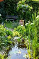Jardin informel avec étang