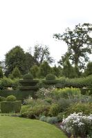 Parterre ouest avec parterres de fleurs herbacées - Hatfield House, Hertfordshire