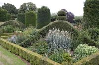 Le parterre East Garden avec un intérêt pour la fin de l'été, y compris Sedum, Penstemon et Echinacea - Hatfield House, Hertfordshire