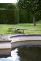 Plongée en bois près de l'ancienne piscine dans le jardin de l'Est - Hatfield House, Hertfordshire