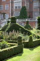 Les parterres du jardin de l'Est avec des plantes herbacées vivaces, y compris Acanthus - Hatfield House, Hertfordshire