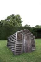 Installation de 'Sinking Hut' par Dexter Dymoke à Hatfield House.