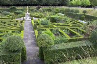 Le jardin de noeud en face de l'ancien palais à Hatfield House.