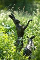 Sculptures de lièvre conçues par Rodney Munday à Hatfield House Garden, mai 2008, Royaume-Uni