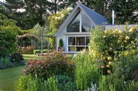 Parterres de plantes herbacées et vue de la maison - Breedenbroek, Nouvelle-Zélande