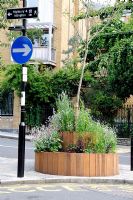 Jardinière de rue en bois intelligent utilisé dans le cadre d'un plan de fermeture de route, Highbury, London, England, UK