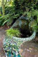 Inspiration Gaudi, mosaïque d'eau dans une zone ombragée, plantée de fougères et d'herbes. No 11, Christchurch, Nouvelle-Zélande