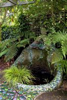 Inspiration Gaudi, mosaïque d'eau dans une zone ombragée, plantée de fougères et d'herbes. No 11, Christchurch, Nouvelle-Zélande