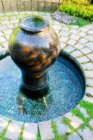 Jeu d'eau de style marocain en pavé circulaire avec piscine bordée de mosaïque