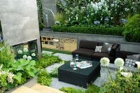Terrasse urbaine engloutie dans le jardin 'A Joy Forever', médaillée d'argent au RHS Chelsea Flower Show 2010