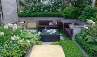 Terrasse en contrebas dans le jardin 'A Joy Forever', médaillée d'argent au RHS Chelsea Flower Show 2010