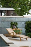 Chaise à vapeur à côté d'un mur avec sculpture en cuivre et baignoire de Tulipa - Jardin des investissements étrangers et coloniaux, médaillé d'argent doré, RHS Chelsea Flower Show 2010
