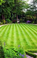 Vue élevée du jardin arrière de l'étage de la maison. Mathern House, Mathern, Monmouthshire, Pays de Galles. Début juin. Ouverture du jardin pour le programme des jardins nationaux.