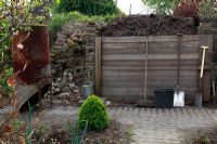 Zone de travail du jardin avec tas de compost. Jardin de printemps avec plantation de bulbes spéciaux - Jankslooster, Geke Rook, Hollande