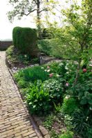 Jardin de printemps avec la plantation de bulbes spéciaux - Jankslooster, Geke Rook, Hollande