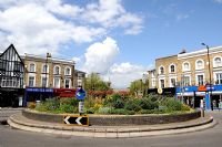 Rond-point à Hackney planté d'arbustes et de fleurs, Londres