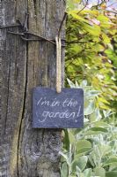 Panneau en ardoise sur la porte du jardin, lire 'I ' m dans le jardin'