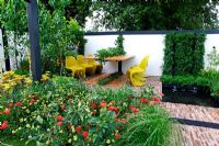 Table à manger d'extérieur plantée de fraises au centre avec citronnier le long du mur. 'Food 4 Thought' - Médaillé d'or - RHS Hampton Court Flower Show 2010