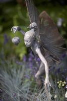 Sculpture de fée tenant cape groseille à maquereau. 'Le songe d'une nuit d'été' - Médaillé d'argent - RHS Hampton Court Flower Show 2010