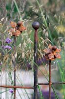 Daisy surmonté d'une clôture de jardin rouillée avec Verbena bonariensis et herbes - 'The Firepit Garden', médaillée d'argent au RHS Hampton Court Flower Show 2010