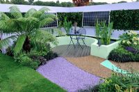 Jardin avec panneaux solaires et chemins de copeaux de verre recyclé - RHS Tatton park Flower Show 2010
