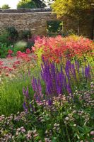 Parterres d'été de plantes vivaces et Centranthus ruber dans jardin de gravier. Rickyard Barn Garden, Northamptonshire