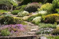 Chemin serpentant à travers le jardin de rocaille à St Andrews Botanic Garden, Ecosse