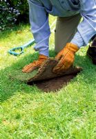 Coupez une parcelle de gazon pour correspondre à la taille et la forme du trou dans la pelouse et posez le gazon. Fermez-le en place et votre pelouse est comme neuve