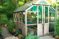 Serre en bois avec des tomates à l'intérieur, à côté du potager - Mill House, Netherbury, Dorset